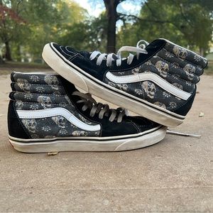 Black sk8-Hi Vans with skulls SIZE 8